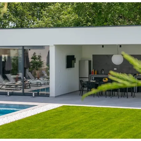 Lakeside 5-bedroom With Private Pool Daire *