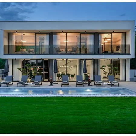 Lakeside 5-bedroom With Private Pool Daire *