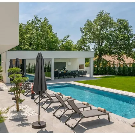 Lakeside 5-bedroom With Private Pool Daire *