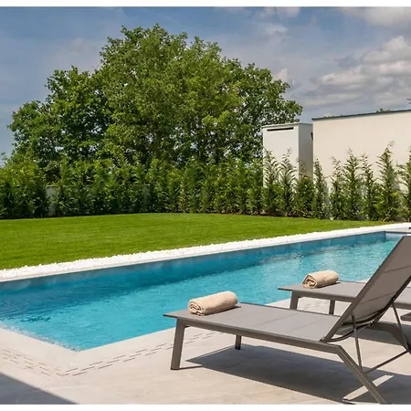 Lakeside 5-bedroom With Private Pool Billieu
