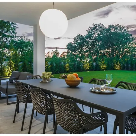 Daire Lakeside 5-bedroom With Private Pool