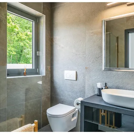 Lakeside 5-bedroom With Private Pool * Billieu