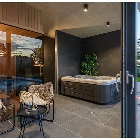 Lakeside 5-bedroom With Private Pool