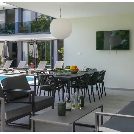 Lakeside 5-bedroom With Private Pool Daire