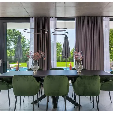 Lakeside 5-bedroom With Private Pool * Billieu