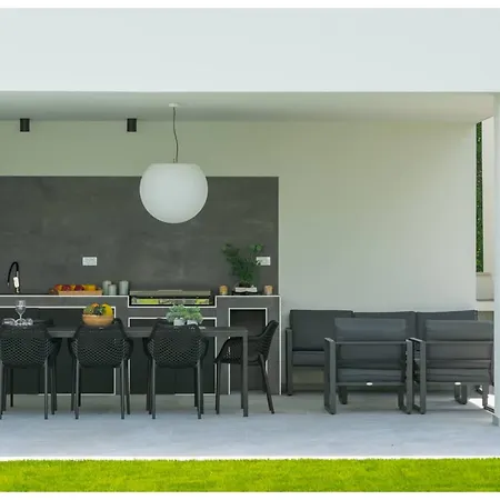 Daire Lakeside 5-bedroom With Private Pool *