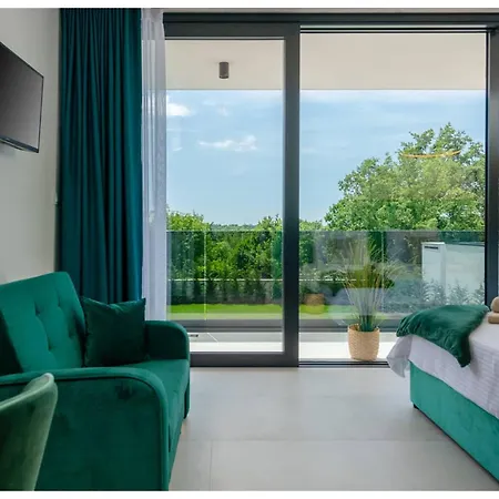Lakeside 5-bedroom With Private Pool *
